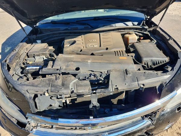 2013 INFINITI QX56 — Engine bay