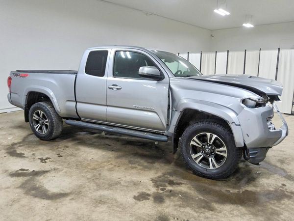 2017 TOYOTA TACOMA — Passenger 3/4