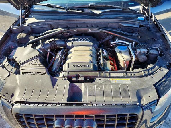 2012 AUDI Q5 Premium Plus — Engine bay