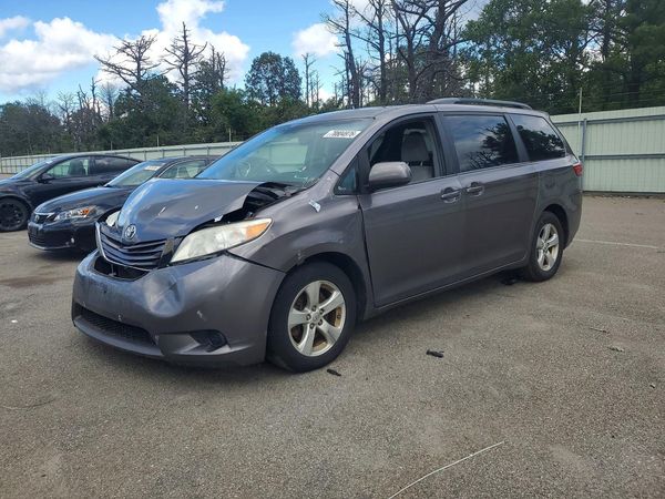 2017 TOYOTA SIENNA LE Mobility/LE — Front 3/4