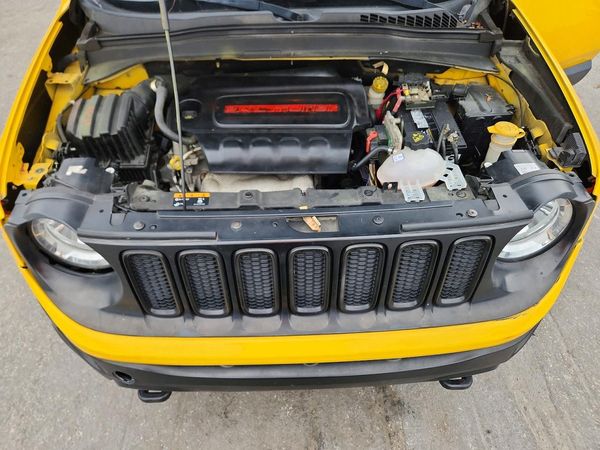 2015 JEEP RENEGADE Trailhawk — Engine bay