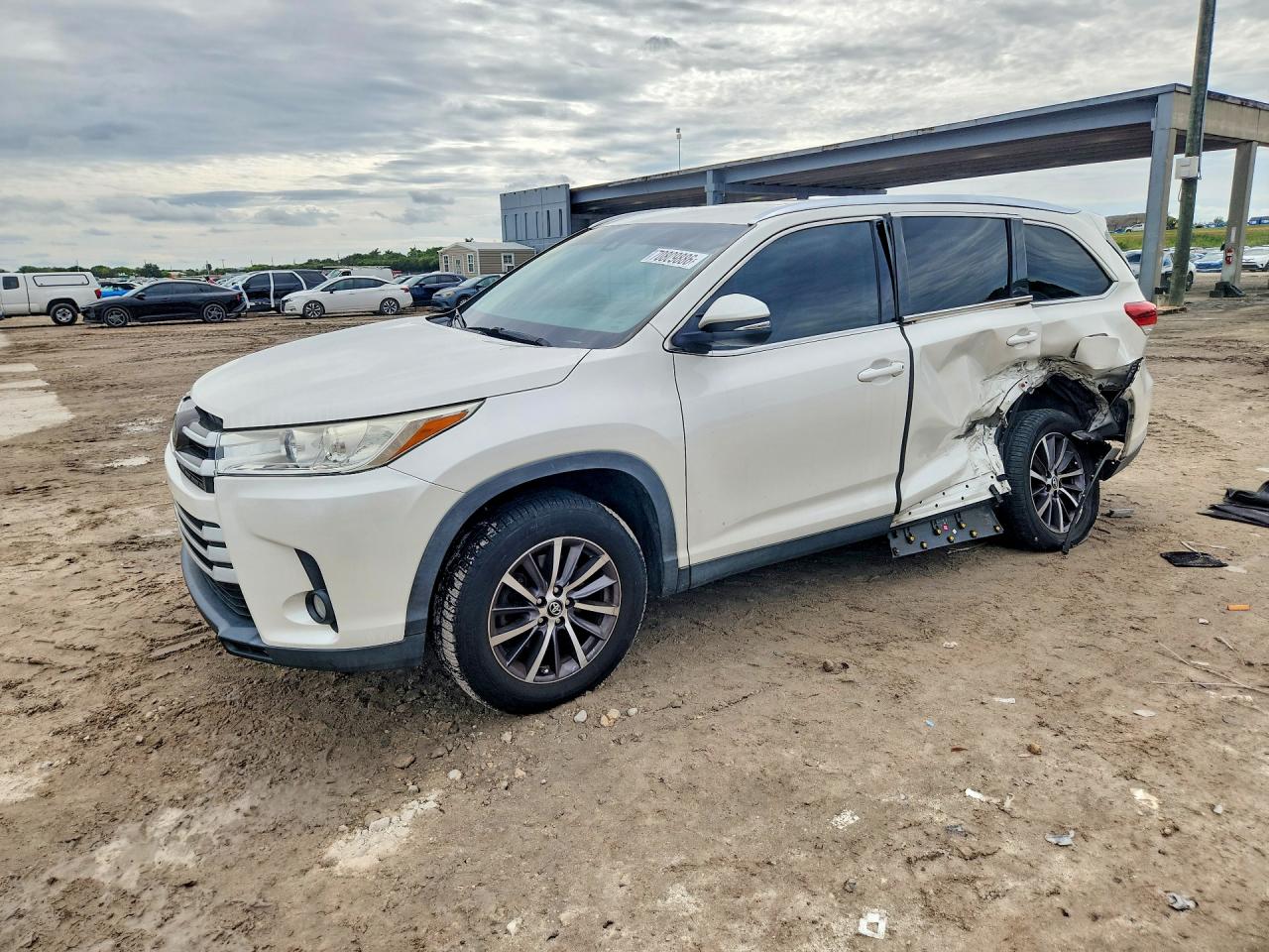 2019 TOYOTA HIGHLANDER SE/XLE — Front 3/4