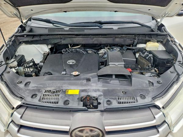 2019 TOYOTA HIGHLANDER SE/XLE — Engine bay
