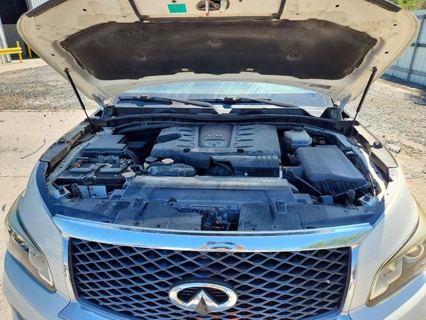 2015 INFINITI QX80 — Engine bay