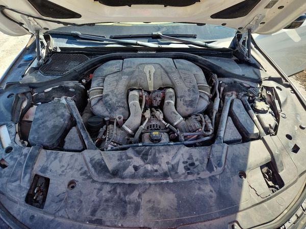 2016 BMW 750 xDrive — Engine bay