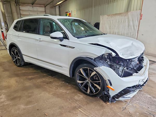 2024 VOLKSWAGEN TIGUAN 4Motion SEL R-Line Black — Passenger 3/4