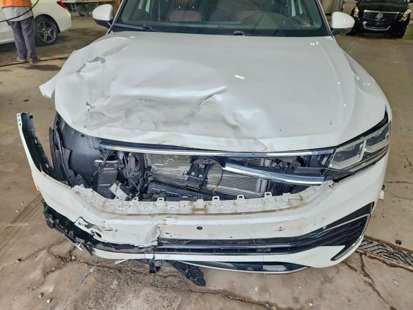2024 VOLKSWAGEN TIGUAN 4Motion SEL R-Line Black — Engine bay