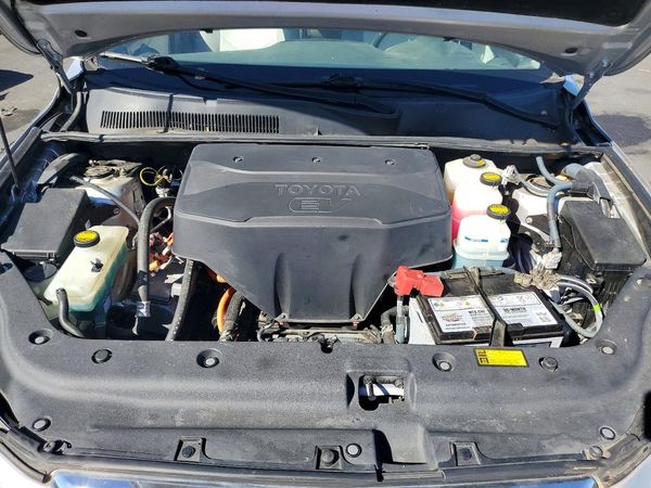 2014 TOYOTA RAV4 High — Engine bay