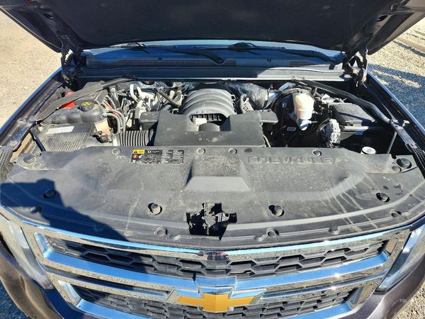 2016 CHEVROLET SUBURBAN LT — Engine bay