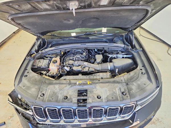 2022 JEEP GRAND CHEROKEE Limited — Engine bay