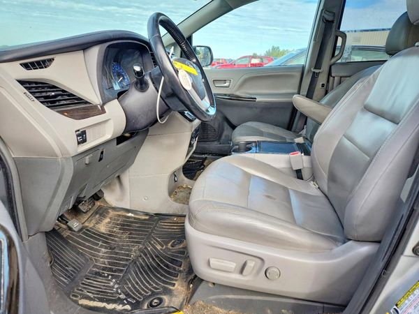 2019 TOYOTA SIENNA — DENT