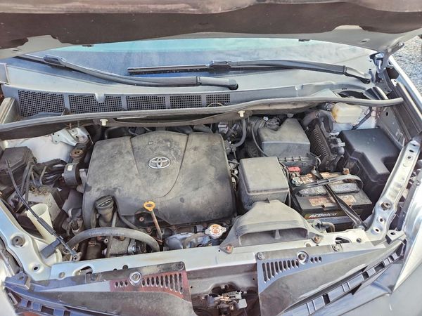 2019 TOYOTA SIENNA — Engine bay