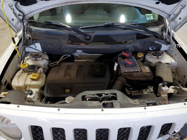 2016 JEEP PATRIOT Latitude — Engine bay