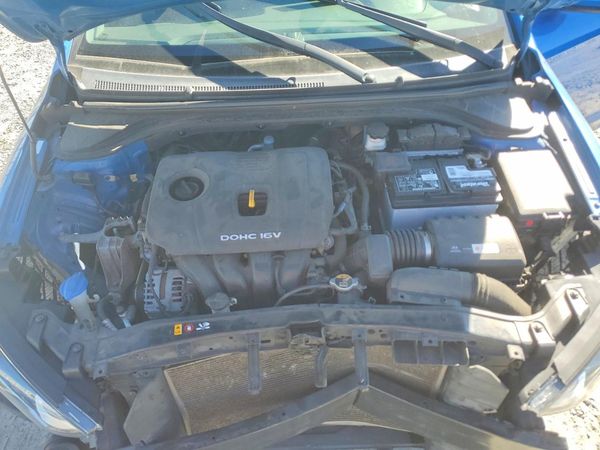 2018 HYUNDAI ELANTRA — Engine bay