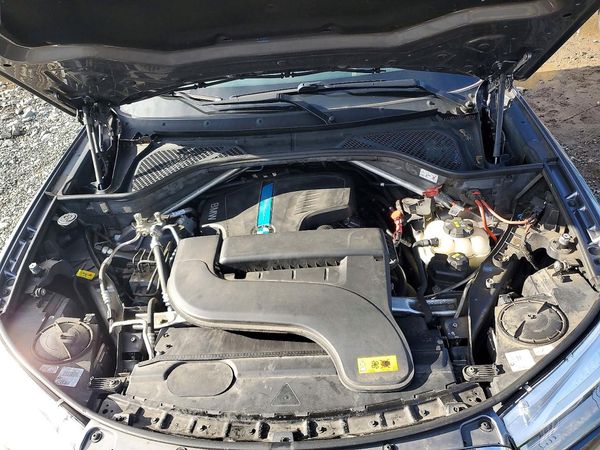 2017 BMW X5 xDrive40e — Engine bay