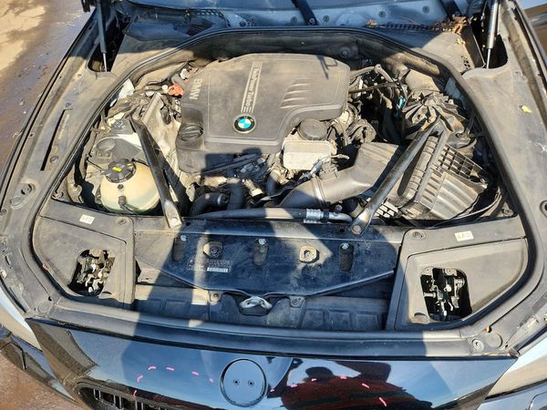 2015 BMW 528 xDrive — Engine bay