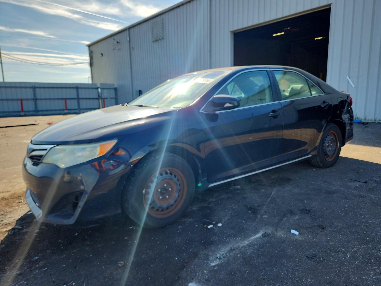 2014 TOYOTA CAMRY — Front 3/4