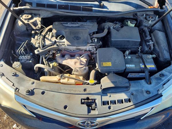 2014 TOYOTA CAMRY — Engine bay