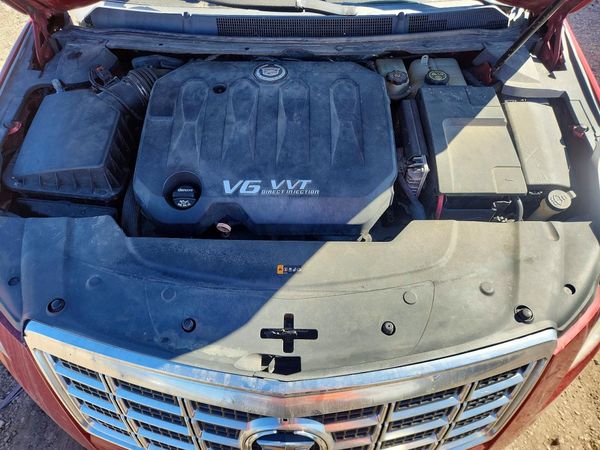 2014 CADILLAC XTS Luxury — Engine bay