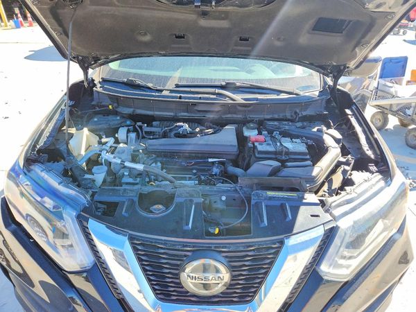 2020 NISSAN ROGUE — Engine bay