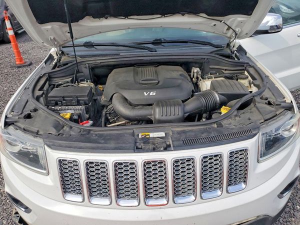 2014 JEEP CHEROKEE Limited — Engine bay