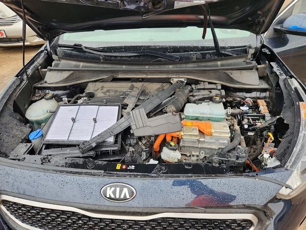 2018 KIA NIRO LX (PHEV) — Engine bay