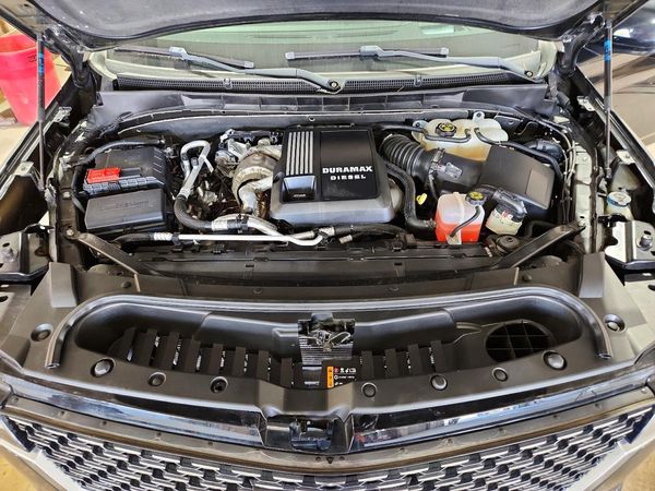 2022 CADILLAC ESCALADE Premium Luxury — Engine bay