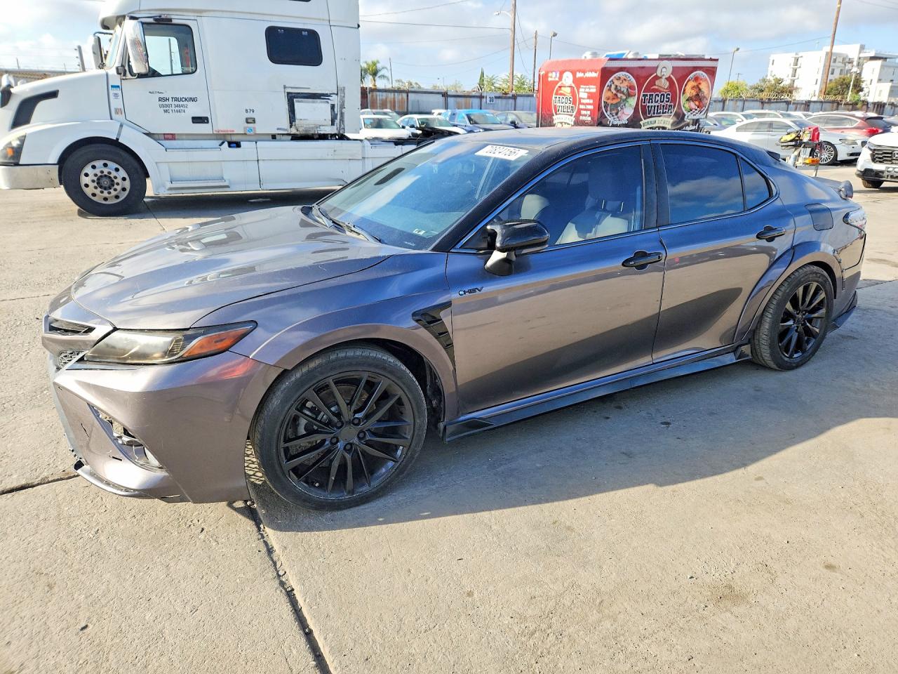 2019 TOYOTA CAMRY SOLA SE/XLE Hybrid — Front 3/4