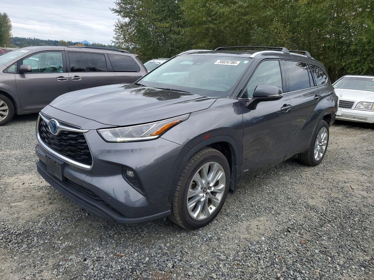 2022 TOYOTA HIGHLANDER Limited — Front 3/4
