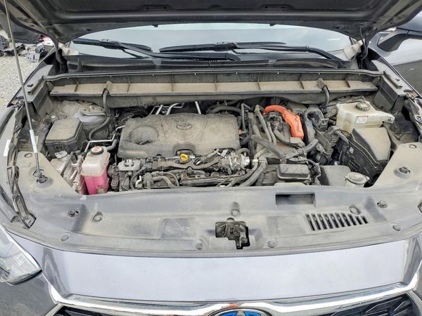 2022 TOYOTA HIGHLANDER Limited — Engine bay