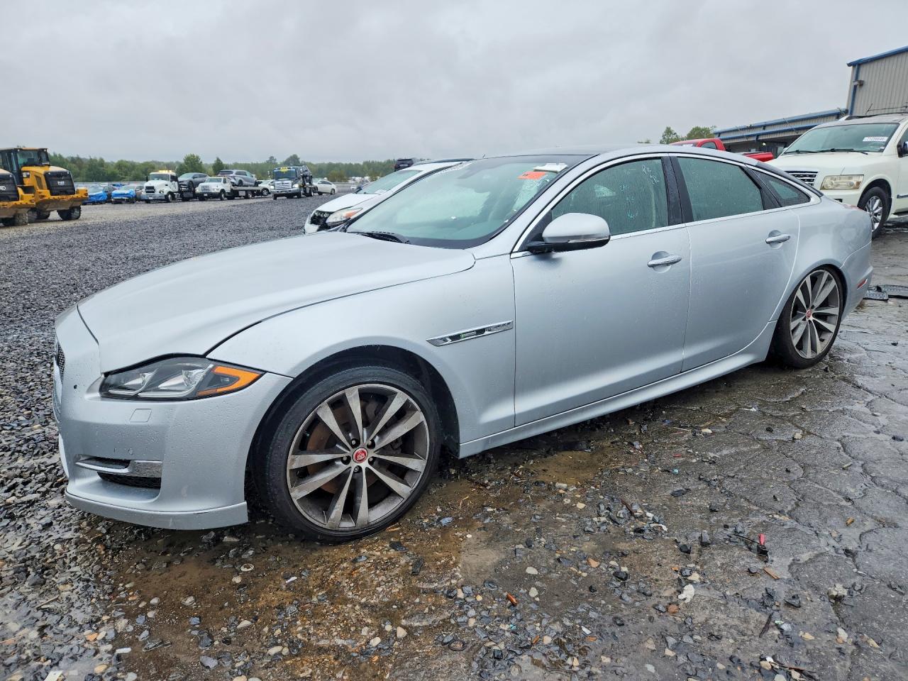 2017 JAGUAR XJ — Front 3/4