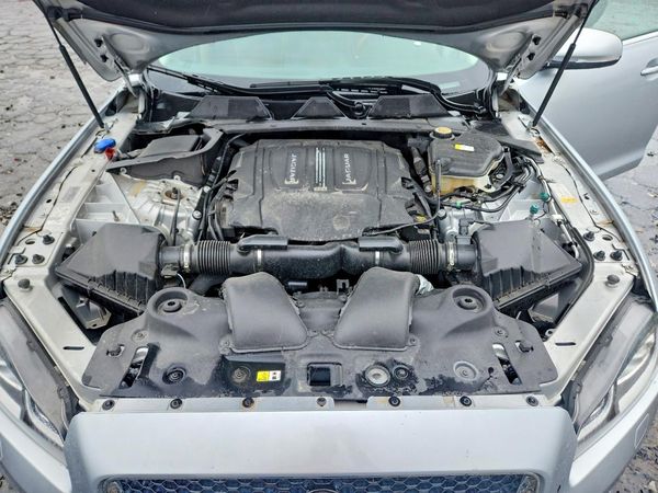 2017 JAGUAR XJ — Engine bay