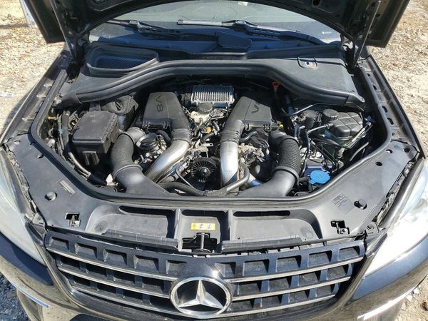 2013 MERCEDES-BENZ ML ML550 4-MATIC — Engine bay