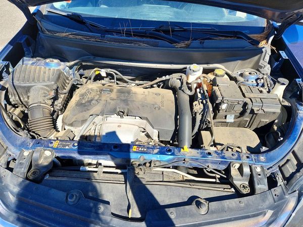 2020 CHEVROLET EQUINOX LT (2LT) — Engine bay