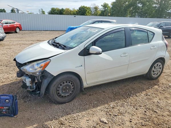 2016 TOYOTA PRIUS — Front 3/4