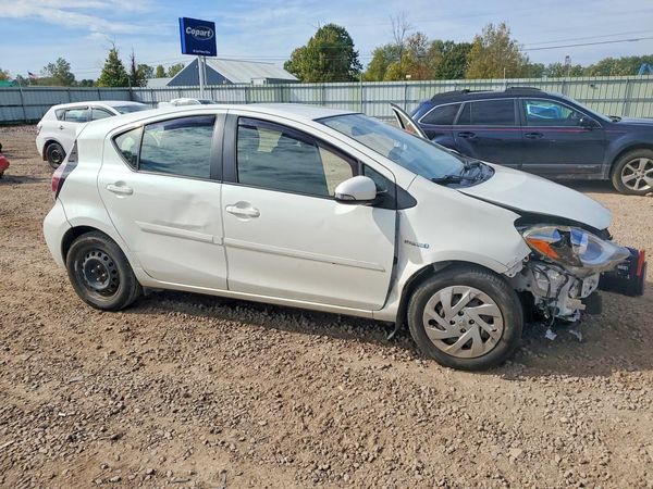 2016 TOYOTA PRIUS — Passenger 3/4