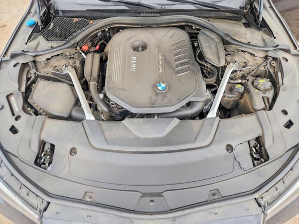 2019 BMW 7 SERIES — Engine bay
