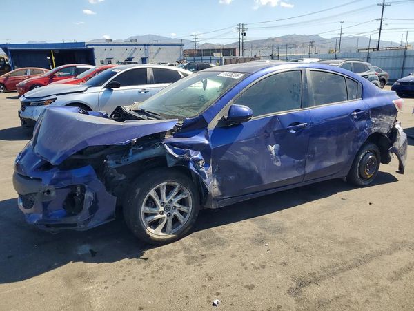 2013 MAZDA 3 Touring/GS — Front 3/4
