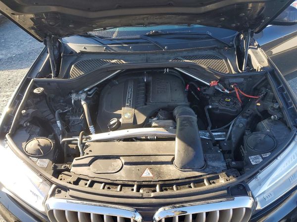 2015 BMW X5 xDrive35i — Engine bay