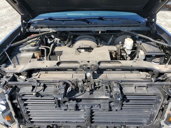 2019 CHEVROLET SILVERADO LT — Engine bay