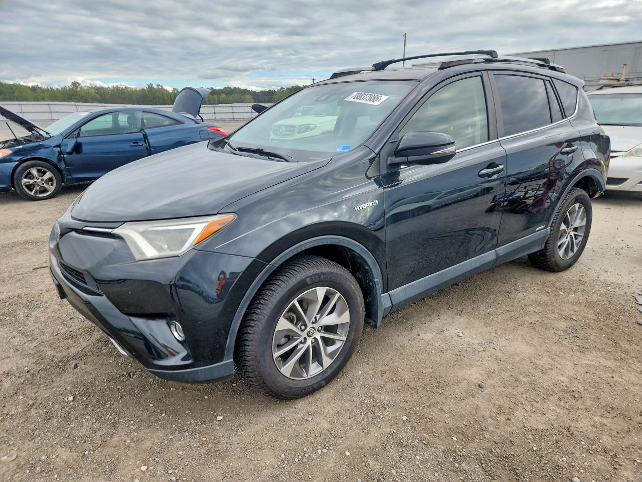2017 TOYOTA RAV4 LE/XLE Hybrid — Front 3/4