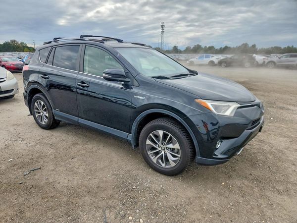 2017 TOYOTA RAV4 LE/XLE Hybrid — Passenger 3/4