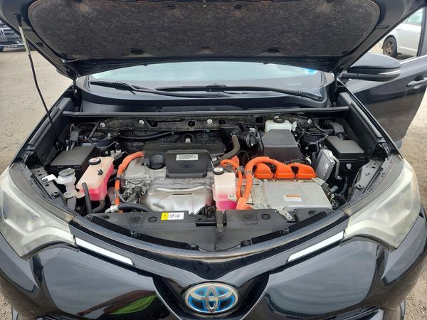 2017 TOYOTA RAV4 LE/XLE Hybrid — Engine bay