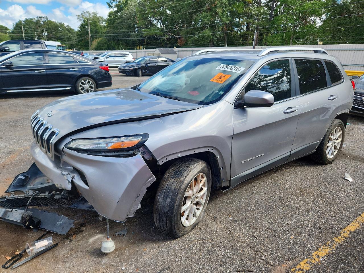 2015 JEEP CHEROKEE Latitude — Front 3/4