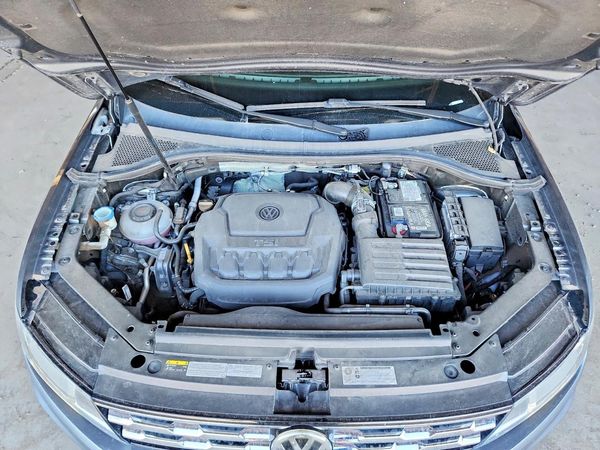2018 VOLKSWAGEN TIGUAN SE, 4Motion SEL — Engine bay