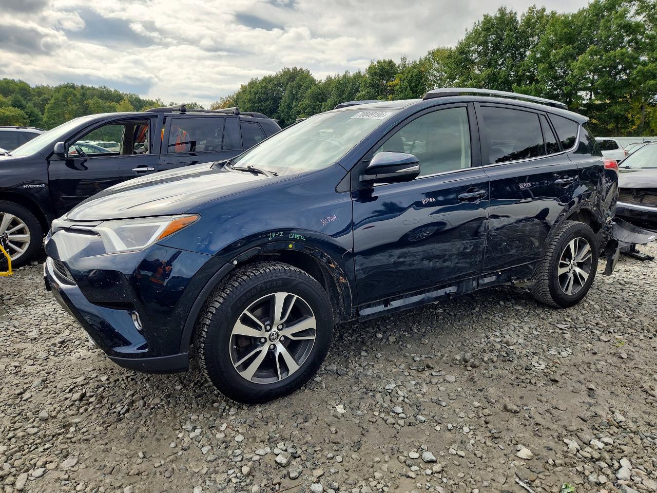 2018 TOYOTA RAV4 Adventure/XLE — Front 3/4