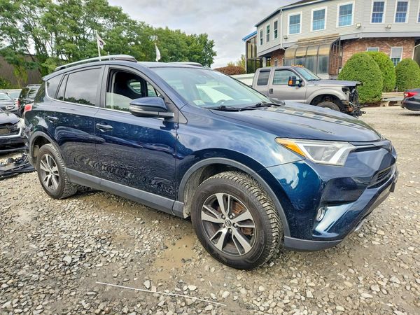 2018 TOYOTA RAV4 Adventure/XLE — Passenger 3/4