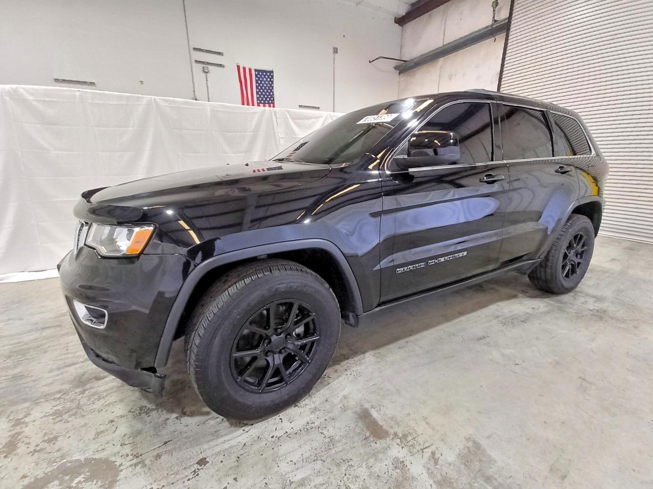 2019 JEEP GRAND CHEROKEE Laredo — Front 3/4