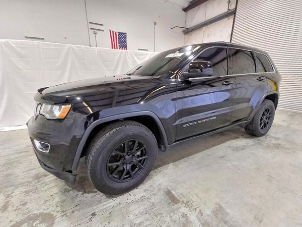 2019 JEEP GRAND CHEROKEE Laredo — Front 3/4