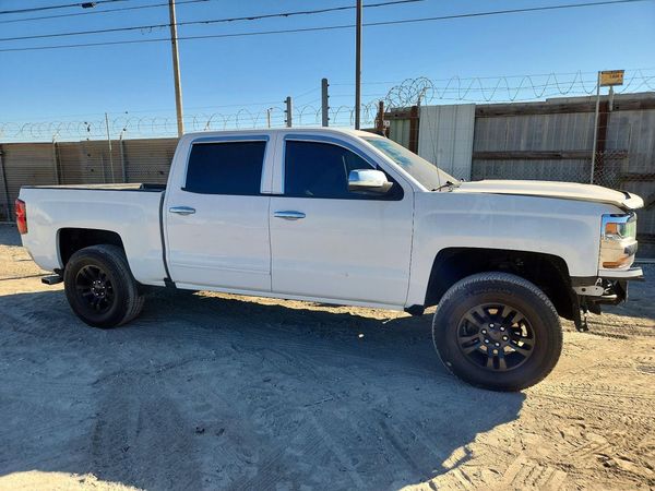 2017 CHEVROLET SILVERADO LT — Passenger 3/4